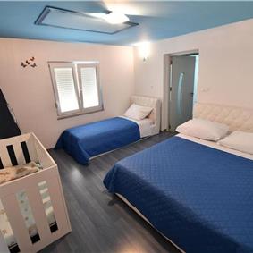 3 Bedroom Villa with Pool & Tennis Court near Sinj, sleeps 8